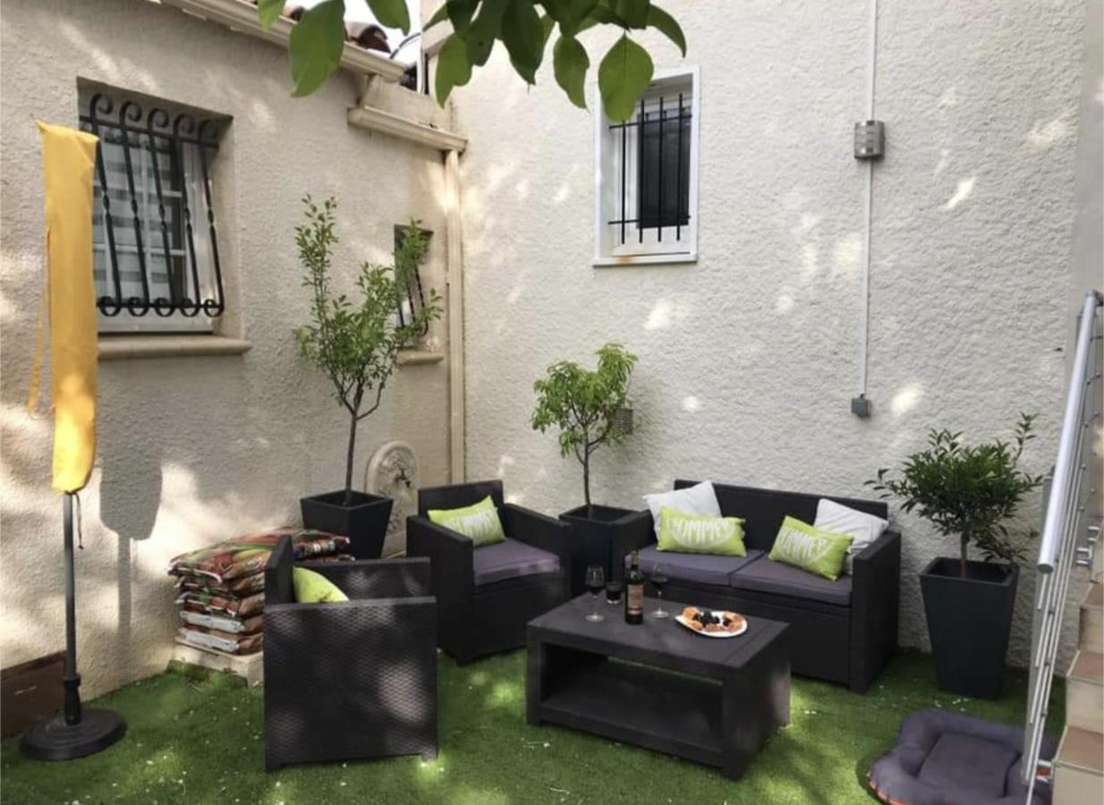 GuestHouse La Costière - logements indépendants - espace piscine jacuzzi Lunel  Extérieur photo