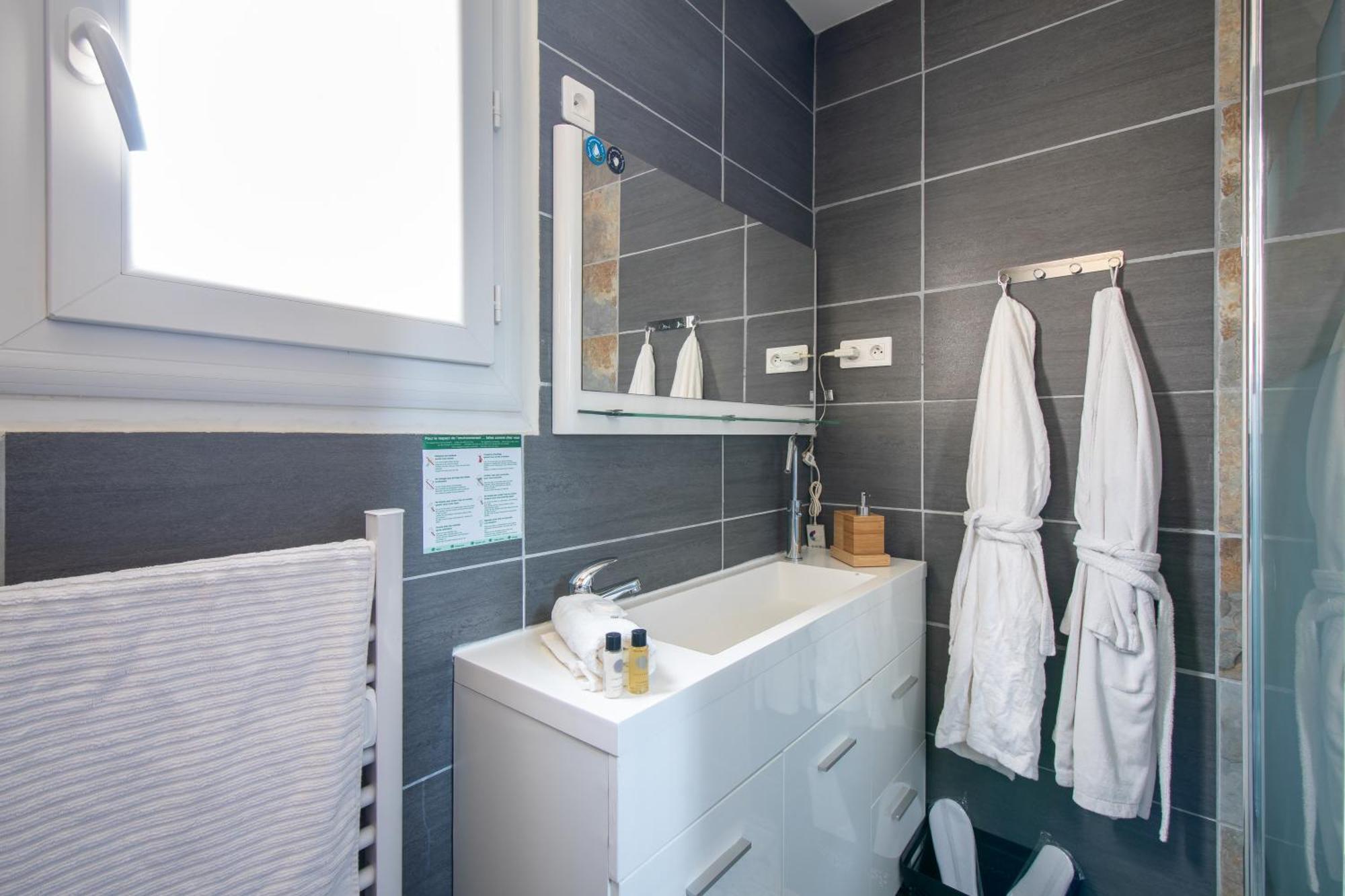 GuestHouse La Costière - logements indépendants - espace piscine jacuzzi Lunel  Extérieur photo