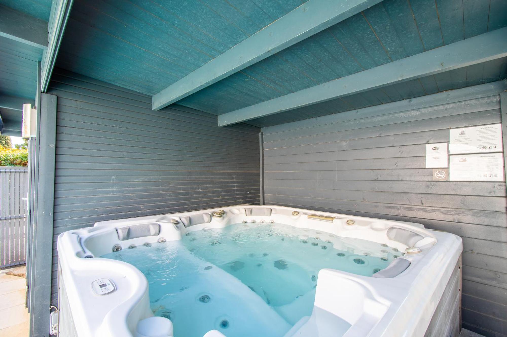 GuestHouse La Costière - logements indépendants - espace piscine jacuzzi Lunel  Extérieur photo
