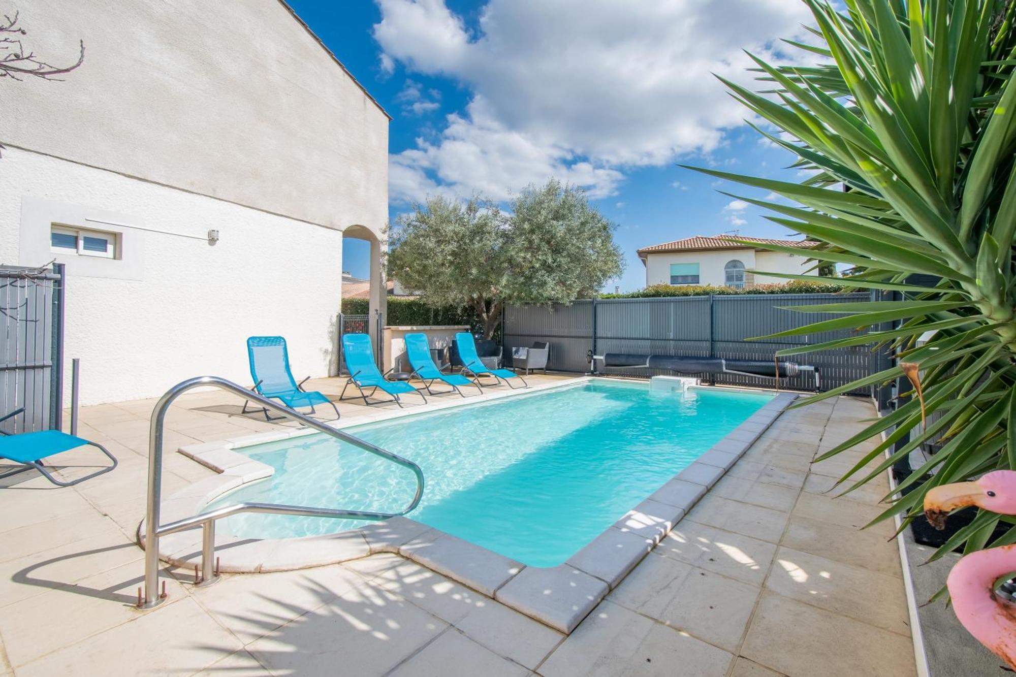 GuestHouse La Costière - logements indépendants - espace piscine jacuzzi Lunel  Extérieur photo