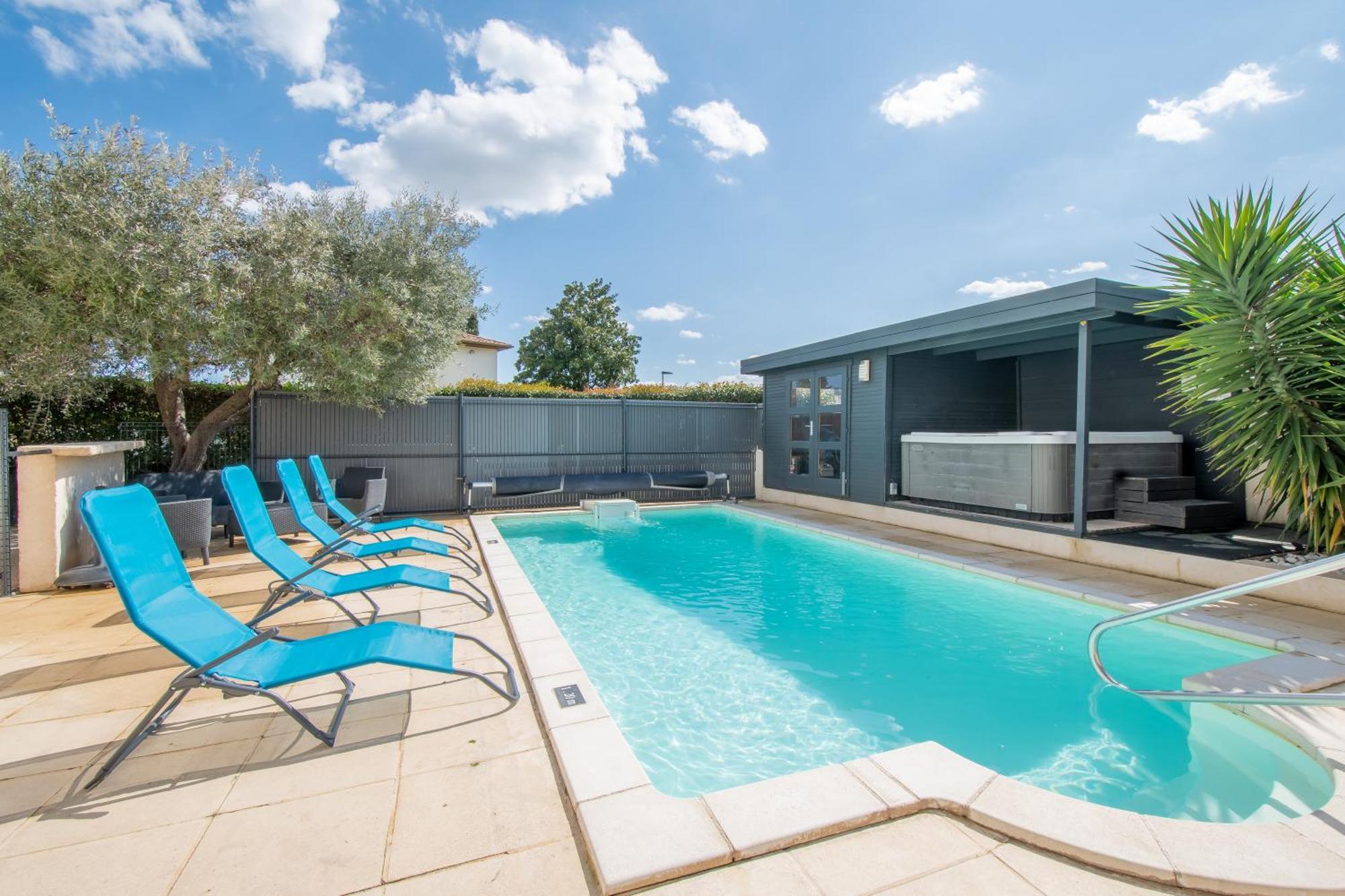 GuestHouse La Costière - logements indépendants - espace piscine jacuzzi Lunel  Extérieur photo