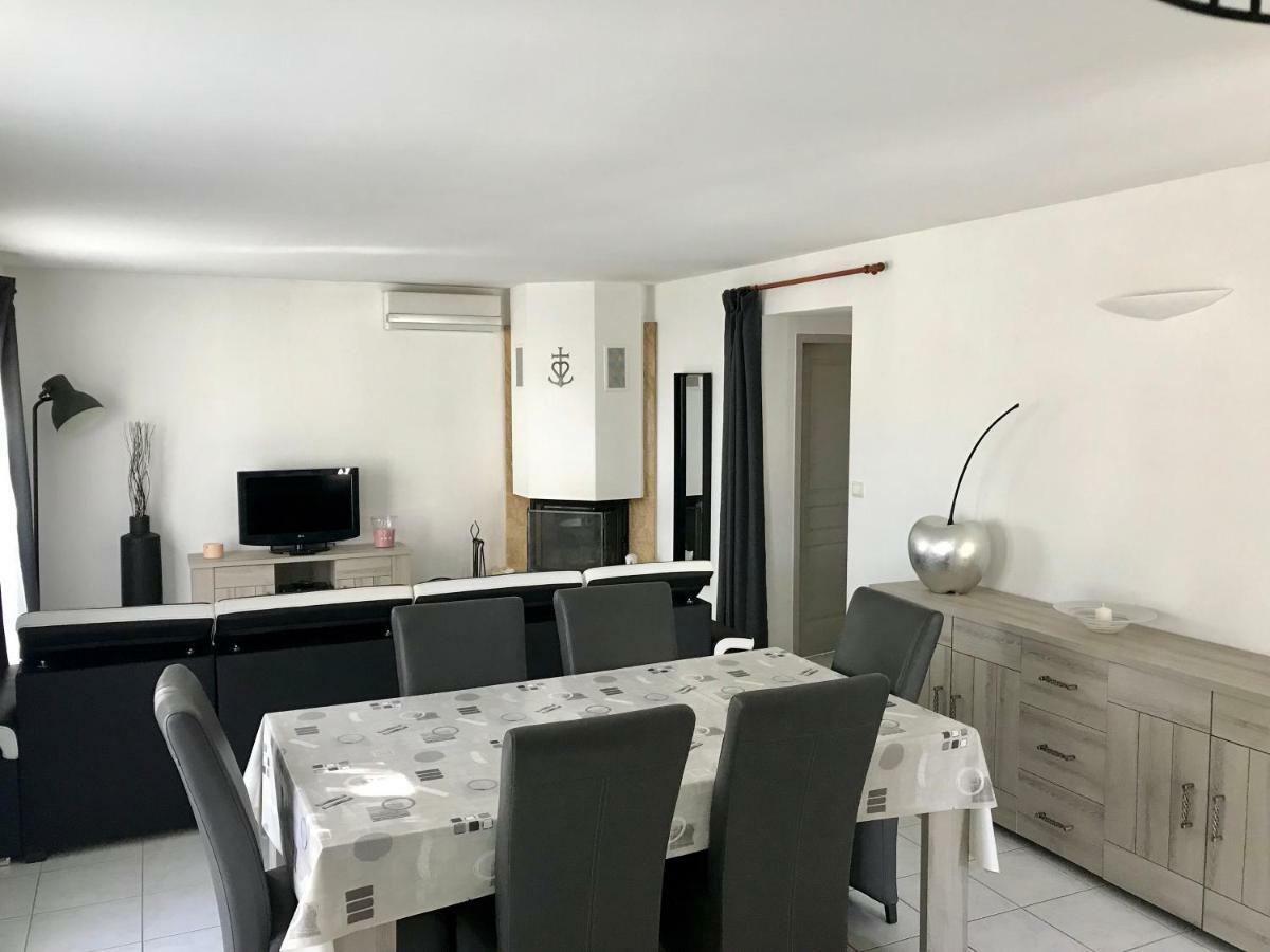 GuestHouse La Costière - logements indépendants - espace piscine jacuzzi Lunel  Extérieur photo