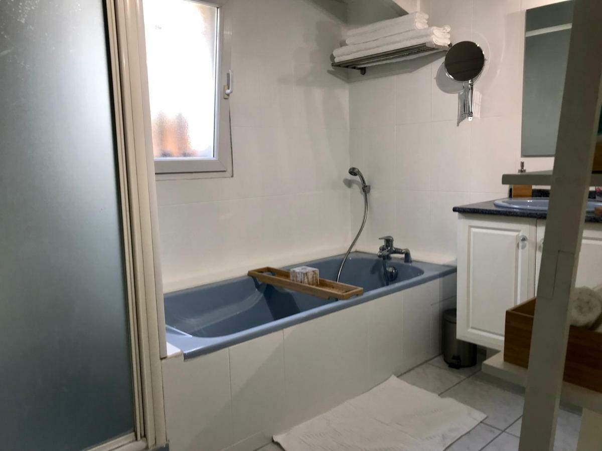 GuestHouse La Costière - logements indépendants - espace piscine jacuzzi Lunel  Extérieur photo